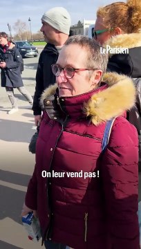 Des producteurs de lait offrent leurs produits aux Parisiens