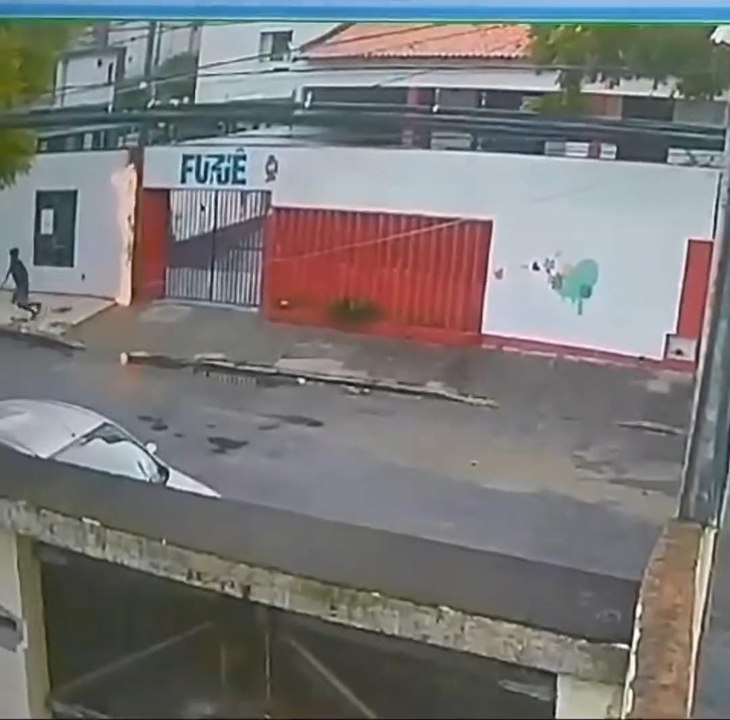 Bar em Fortaleza tem atividades paralisadas após ser alvo de vandalismo