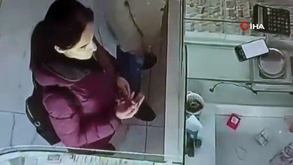 Kaşla göz arasında bileziği değiştirdi!