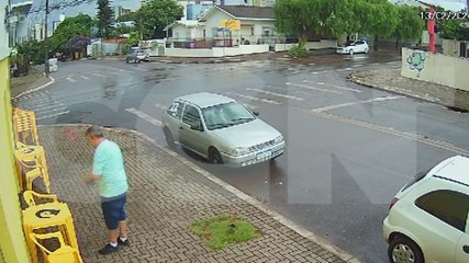 Câmera flagra acidente entre Versa e Peugeot no Centro