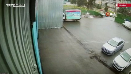 Kontrolden çıkan otomobil güvenlik kulübesine daldı