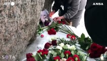 Navalny, Mosca: alcuni cittadini lasciano fiori in sua memoria