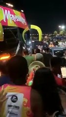 Cantor de pagode baiano é vaiado e agredido por público após polêmica em apresentação