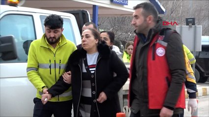 Toprak altında kalan işçilerin aileleri kurtarılmalarını bekliyor
