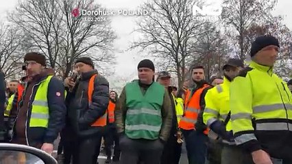 شاهد:غضب المزارعين يتصاعد في بولندا..  تفريغ شاحنات حبوب أوكرانية على الطريق عند الحدود مع كييف