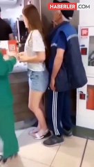 Yaşlı adam, sipariş sırasında bekleyen genç kızı böyle taciz etti