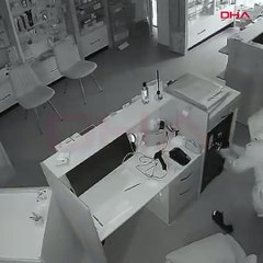 Çalmak istediği kasanın altında kaldı! Arkadaşları son anda kurtardı