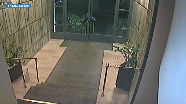Rubavano nelle case e fuggivano in monopattino, 5 arresti a Milano