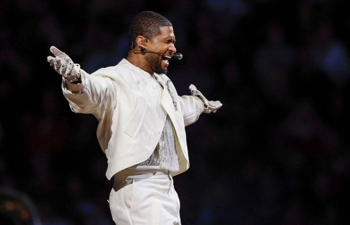 Super Bowl 2024 : Usher enflamme la scène avec ses plus grands tubes