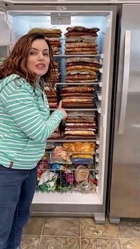 Je suis maman de 7 enfants et je fais un approvisionnement de 3 mois en repas congelés à la fois – les gens me trollent mais cela me permet d'économiser des milliers de dollars chaque année.