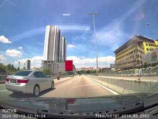 危险飞越大道时跌倒 男子命悬一线🚑