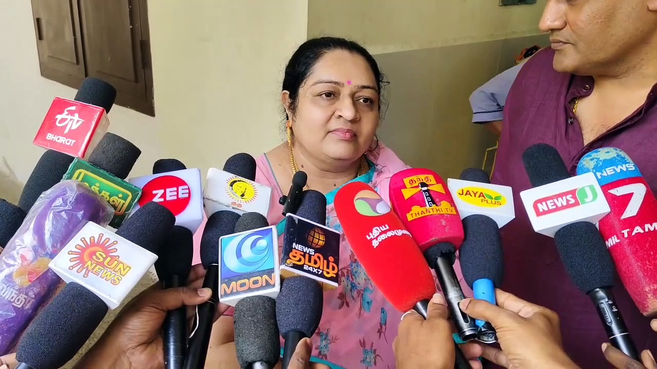 அதிமுக 40 தொகுதிகளிலும் வெற்றி பெறும் என்பது கனவில் மட்டுமே நடக்கும் - ஜெ.தீபா பரபரப்பு பேச்சு