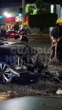 #Preliminar Un automovilista que protagonizó un aparatoso choque al dar una vuelta prohibida sobre el cruce de la avenida López Mateos y la calle José María Vigil, en Guadalajara; fue trasladado a un puesto de socorros en estado grave de salud #GuardiaNoc