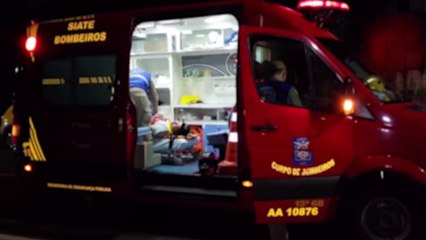 Com licenciamento vencido, jovem foge da PM, sofre queda de moto e vai parar no hospital