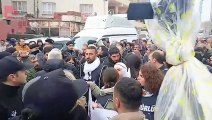 Hilvan'daki ziyaret sırasında polis DEM Partililerini ablukaya aldı.