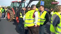 La huelga de agricultores bloquea los principales accesos a la capital andaluza