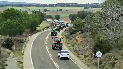 Cruce de tractores en la N-122 entre La Vid y Guma.