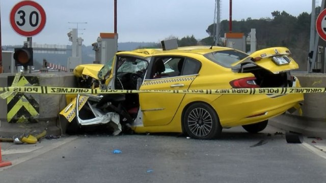 Kuzey Marmara Otoyolu'nda taksi gişelerdeki beton bariyere çarptı