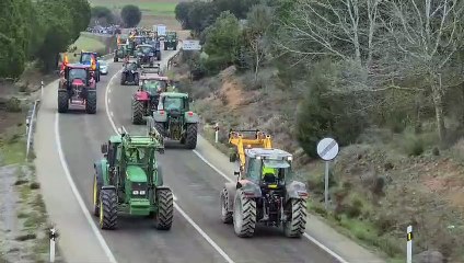 La tractorada en la Ribera colapsa los dos carriles de la N-122