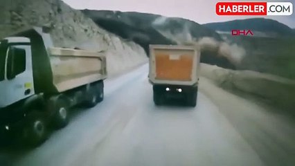 Erzincan'daki heyelandan yeni görüntüler! Kamyon şoförleri felaketten böyle kurtulmuş