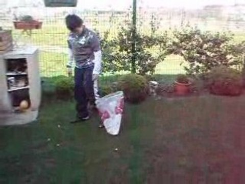 Paques 2008 - Nico part à la chasse aux œufs