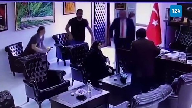 CHP’den istifa eden Artvin Belediye Başkanı Demirhan Elçin’in makamında yaşlı bir vatandaşı tartakladığı görüntüler 2 yıl sonra ortaya çıktı