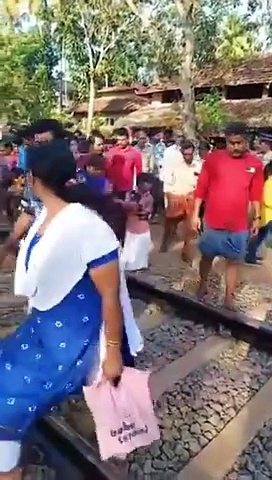 கேரளாவில் திடீரென மிரண்டு பொதுமக்களை அலறவிட்ட கோவில் யானை; வீடியோ வெளியாகி பரபரப்பு