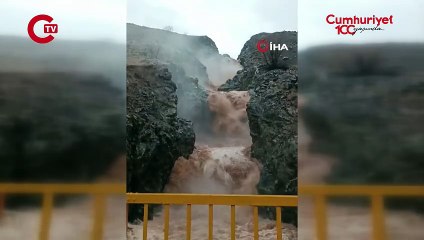 Elazığ’da sel nedeniyle dereler taştı, yollar çöktü