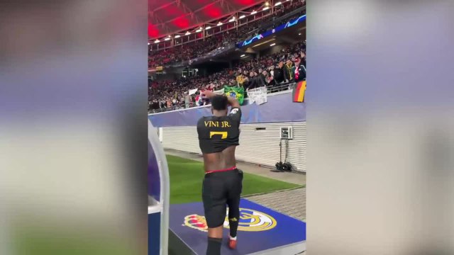 Bellingham en el Metropolitano, Llorente en el Bernabéu... y ahora Vinicius y el escudo del Madrid sobre el césped