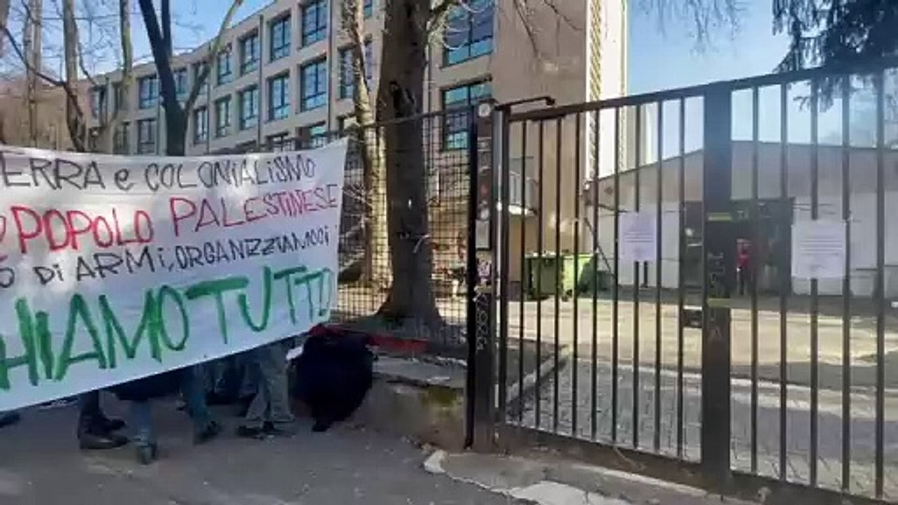La manifestazione di un gruppo di studenti davanti ai cancelli del Severi Correnti