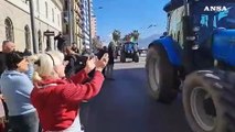 Agricoltori, 100 trattori sfilano per Napoli: accolti da applausi