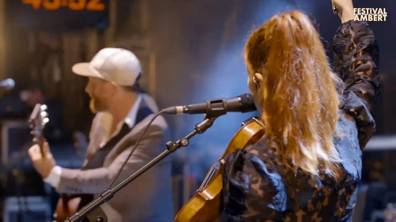 Dionysos chante "Song for Jedi" en live