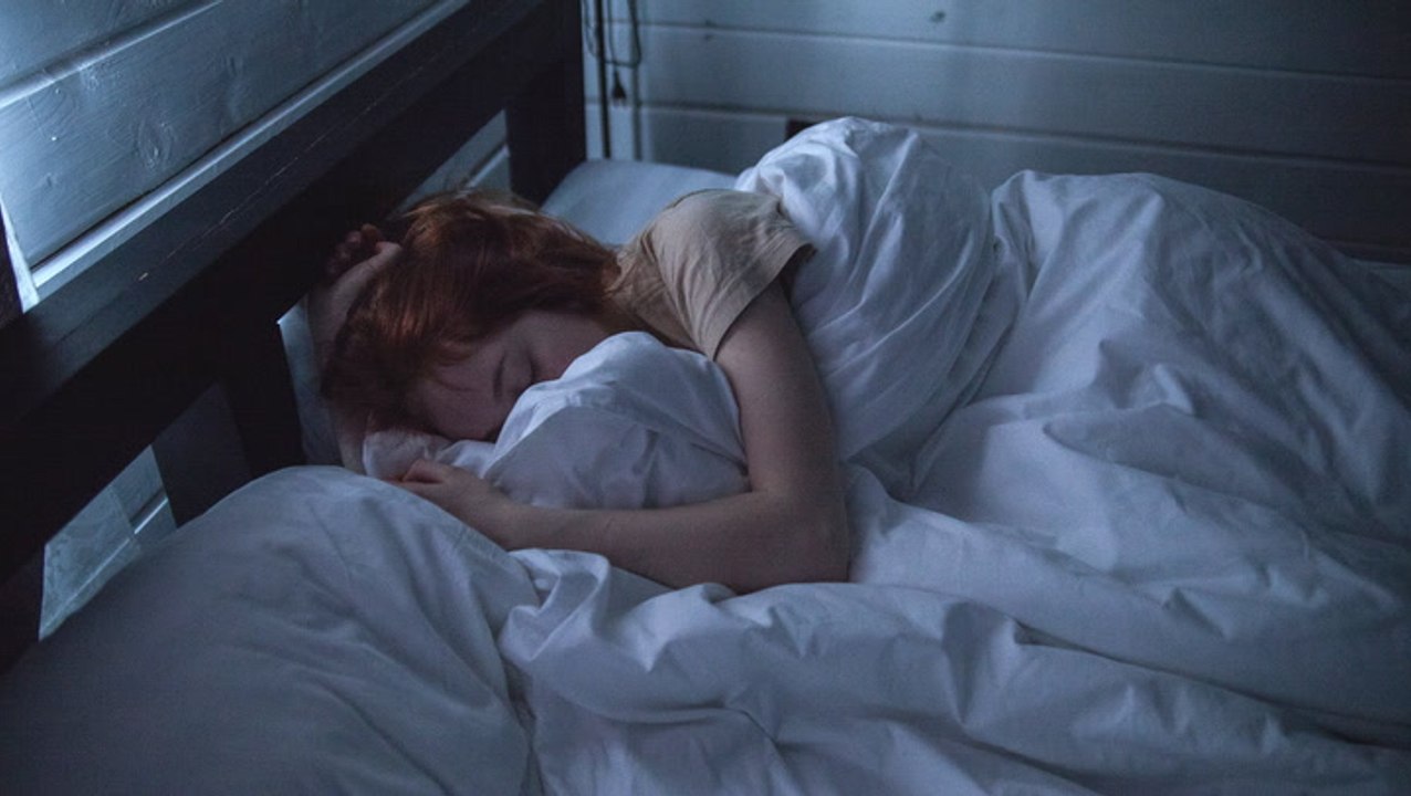 How going to bed an hour earlier can boost your brain and help you lose weight