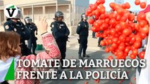 Agricultores tiran tomates de Marruecos a los pies de la policía que les cortaba el paso