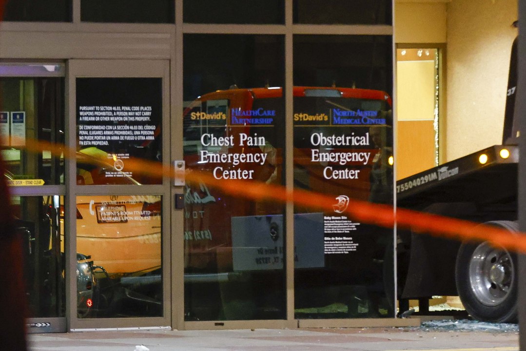 Un muerto y 5 heridos tras estrellarse un coche contra un hospital en Austin (Texas)
