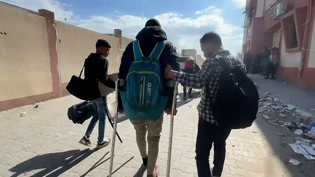 شاهد.. عودة النازحين إلى مجمع ناصر الطبي في خان يونس