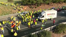 Nueva jornada de movilizaciones y los agricultores mantienen cortada la AP-7 en Girona