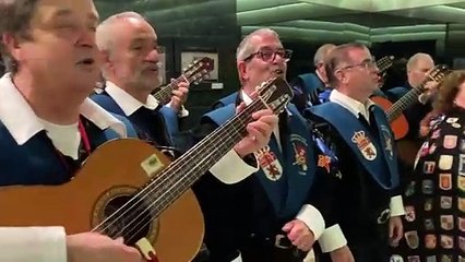 La tuna universitaria canta con Activos y Felices en el Día del amor