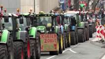 Agriculture : des centaines de tracteurs tentent de bloquer l'accès au port d'Anvers