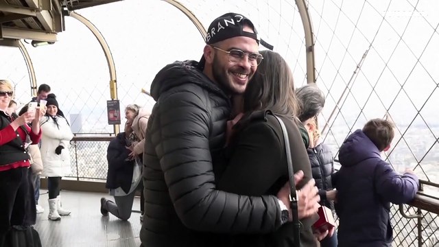 شاهد: عيد الحب بمدينة الحب.. العشاق يحتفلون بعيد الفالنتاين في برج إيفل