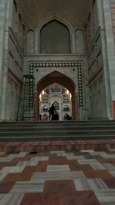 Une mosquée est un lieu de culte dans la religion islamique où les fidèles se rassemblent pour accomplir leurs prières et autres actes religieux.