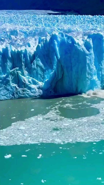 Un énorme morceau de glace s’effondre
