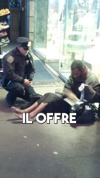 Il offre des chaussures à un sans abris et…