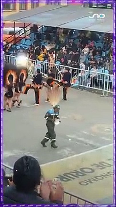 Al ritmo de los Tobas y la banda un barrendero sorprendió en Oruro.