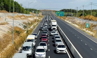 Cao tốc Phan Thiết - Dầu Giây kẹt dài trong ngày nghỉ cuối