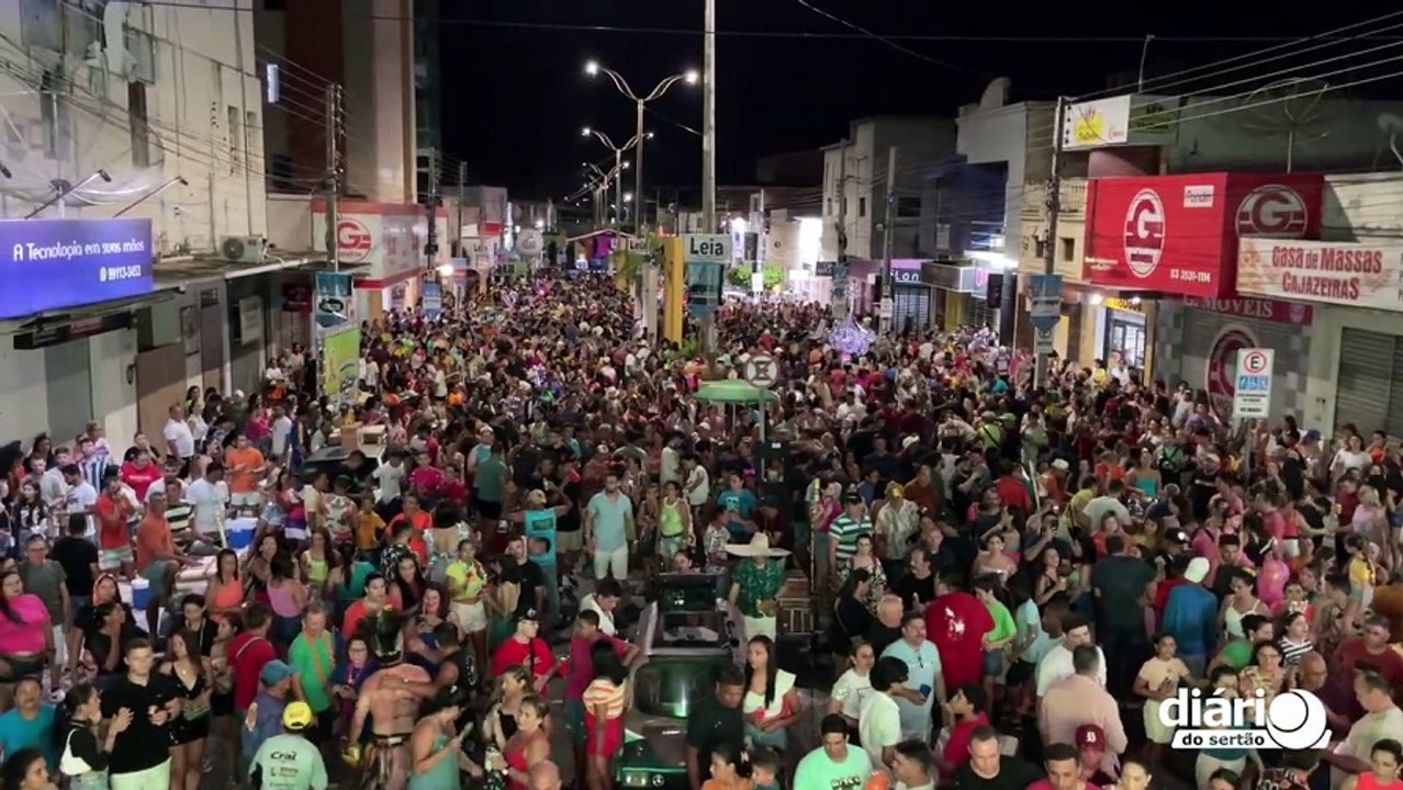 Homenageando folclórico vendedor de redes, Bloco Cafuçu reúne multidão em Cajazeiras com irreverência