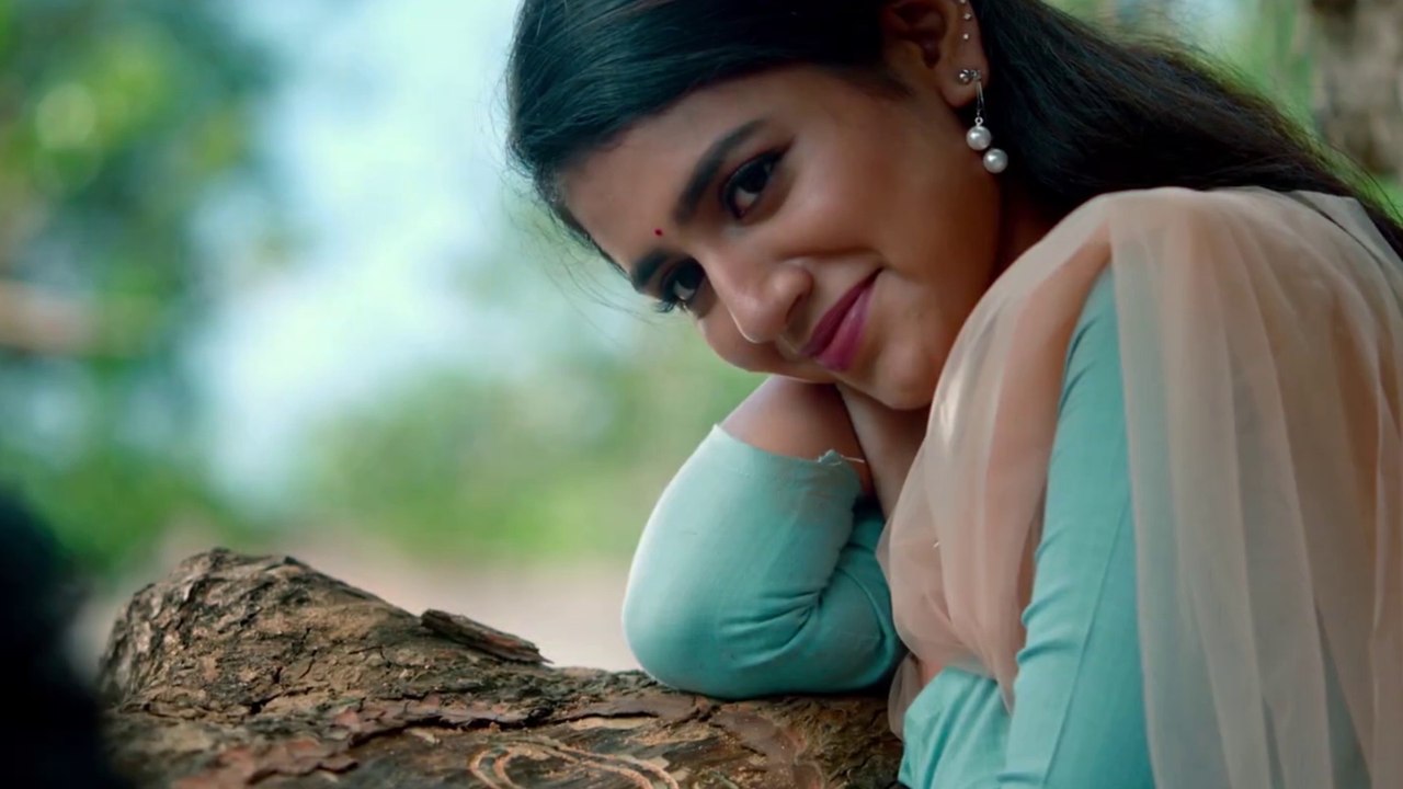 Priya Varrier hot