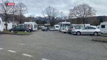 Des gens du voyage sur le parking d'un lycée