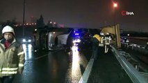 Bağcılar TEM Otoyolu’nda mıcır yüklü kamyon bariyerlere çarpıp yan yattı