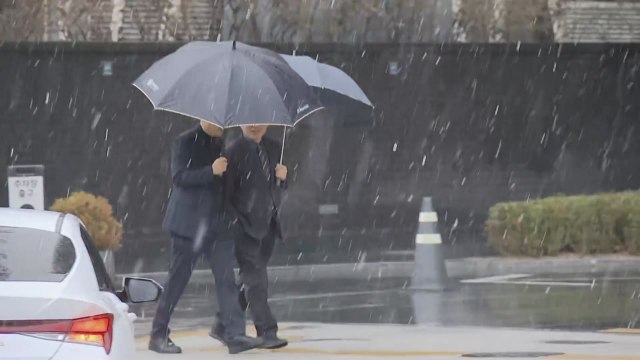 [날씨] 서울 진눈깨비, 강원 '대설주의보' 확대...퇴근길 교통안전 유의 / YTN